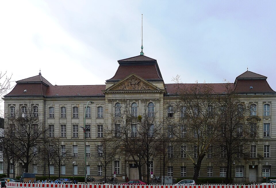Altbaufassade in der Fasanenstraße in Berlin-Charlottenburg