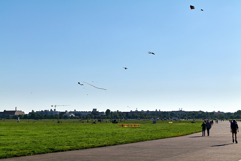 Weite Fläche des Tempelhofer Felds in Berlin-Tempelhof